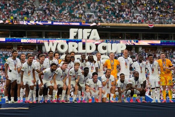 19일(한국시간) 잉글랜드가 미국 플로리다주 마이애미 스타디움에서 열린 2026 국제축구연맹(FIFA) 북중미 월드컵 3·4위전에서 프랑스를 6-4로 꺾고 대회를 3위로 마쳤다. (▲18일(현지 시간) 2026 북중미 월드컵 3·4위전에서 프랑스를 꺾고 3위를 차지한 뒤 시상대에 올라 기념 촬영하고 있다). /사진=뉴시스