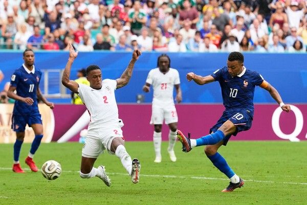 19일(한국시간) 잉글랜드가 미국 플로리다주 마이애미 스타디움에서 열린 2026 국제축구연맹(FIFA) 북중미 월드컵 3·4위전에서 프랑스를 6-4로 꺾고 대회를 3위로 마쳤다. (▲18일(현지 시간) 프랑스의 킬리안 음바페가 2026 북중미 월드컵 3·4위전 경기에서 잉글랜드의 에즈리 콘사가 수비하는 가운데 골을 넣고 있다). /사진=뉴시스