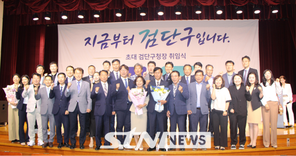초대 김진규 검단구청장 취임식 단체사진. /사진=검단구출입연합기자단