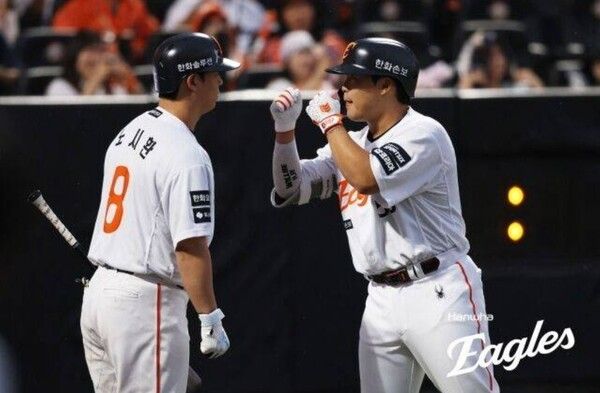 2일 한화가 대전 한화생명 볼파크에서 열린 2026 신한 SOL KBO리그 KT와 홈경기에서 14-3로 승리했다. (▲한화 강백호, 4타수 4안타 1홈런 3득점 2타점/한화 노시환(왼쪽), 강백호(오른쪽)). /사진=한화 이글스
