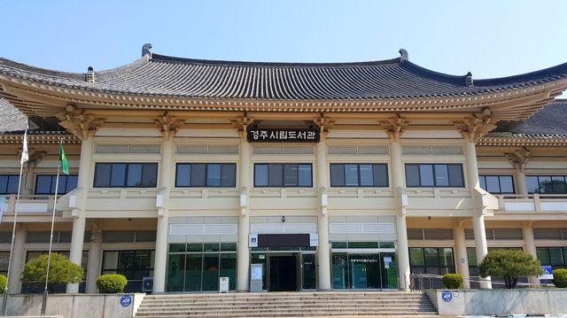 경주시립도서관은 매월 초 새로운 주제의 북큐레이션을 운영해 시민들에게 사서 추천도서를 소개하고 다양한 분야의 독서 기회를 제공한다./사진=경주시