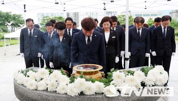 지난 16일 의장단은 상임위원 선임과 상임위원장 선출 등 원 구성을 마친 직후, 순국선열과 호국영령의 숭고한 희생정신을 기리며 경기도민을 위한 의정 활동에 임하는 각오를 다지기 위해 현충탑을 참배했다. /사진=경기도의회