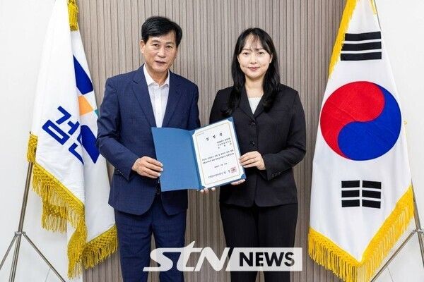 ​김진규 구청장과 검단구보건소 제1호 역학조사관/사진=검단구​