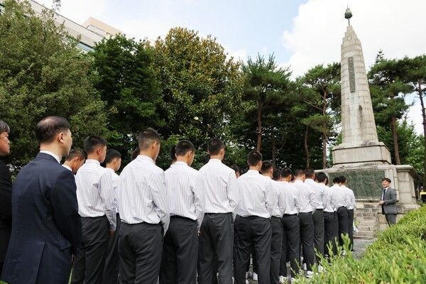 배재고등학교 야구부가 지난 6일 전남 광주를 찾아 광주학생독립운동기념탑을 참배하던 모습. /사진=뉴시스