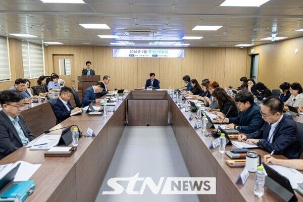 김진규 청장이 민선9기 첫 확대 간부회의를 주재하고 있다/사진=검단구