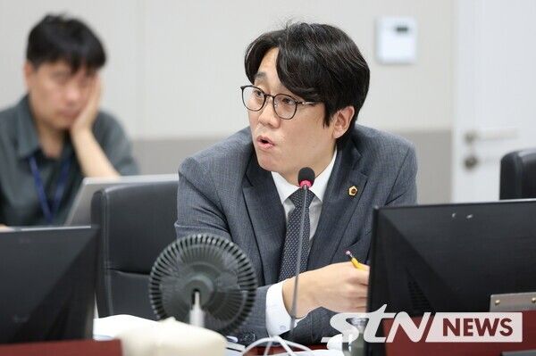 21일 열린 제392회 임시회 경제노동위원회 업무보고에서경기도의회 경제노동위원회 박준모 의원(더불어민주당, 안양4)이&nbsp;'경기 살리기 통큰세일' 운영 현황을 점검하고, 사업의 지속성과 지원 사각지대 해소를 위한 정책 개선을 주문했다. (▲박준모 경기도의원). /사진=경기도의회