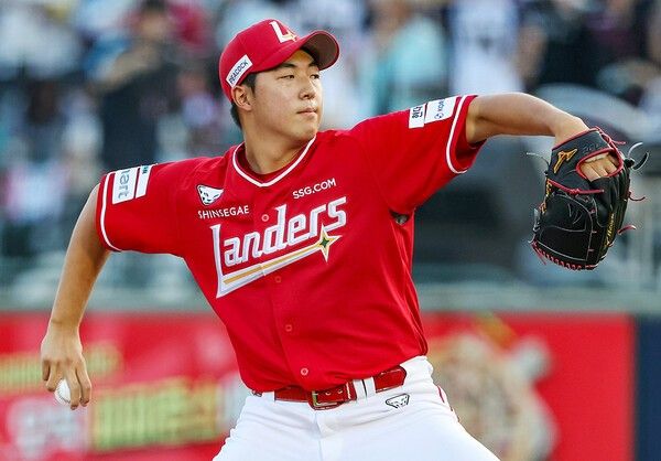 SSG 투수 김민준이 23일 롯데와의 부산 사직 원정경기서 신중한 표정으로 투구하고 있다. /사진=SSG 랜더스