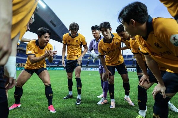 필승을 다지는 광주FC 선수들. /사진=광주FC