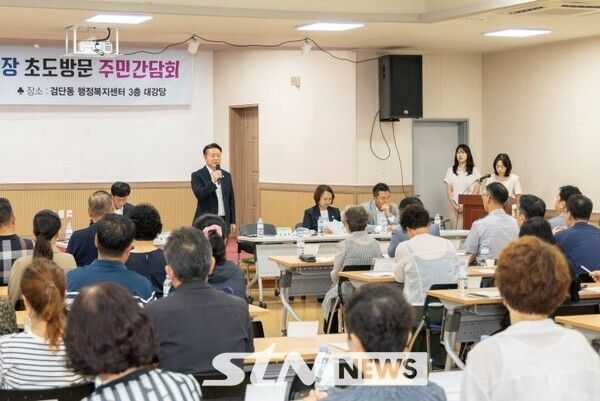 김남원 검단구의장이 주민들과 대화에서 발언하고 있다/사진=의회