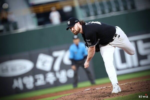 24일 KT가 부산 사직야구장에서 열린 2026 신한 SOL KBO리그 롯데 자이언츠와의 원정경기에서 5-4로 승리했다. (▲KT 선발투수 로건(승), 6이닝 98구 7피안타 4탈삼진 2볼넷 2실점). /사진=KT 위즈