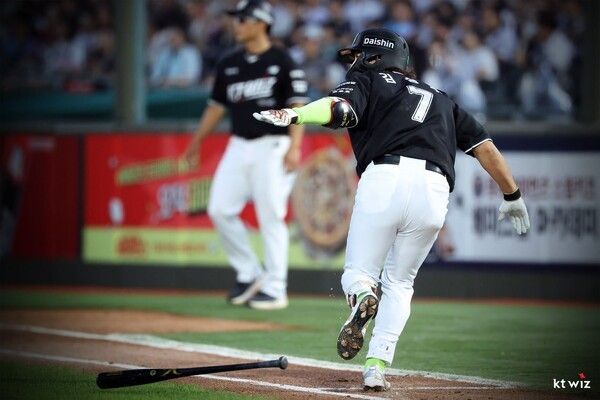 24일 KT가 부산 사직야구장에서 열린 2026 신한 SOL KBO리그 롯데 자이언츠와의 원정경기에서 5-4로 승리했다. (▲KT 김상수 3타수 3안타 1홈런 2득점 1타점). /사진=KT 위즈