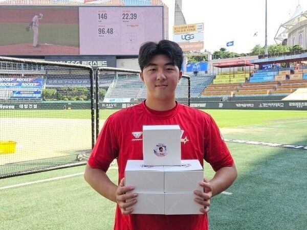 SSG 김민준이 부모님과 지인 등이 준비해준 간식박스를 들어보이고 있다. /사진=SSG 랜더스