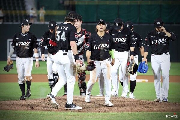 24일 KT가 부산 사직야구장에서 열린 2026 신한 SOL KBO리그 롯데 자이언츠와의 원정경기에서 5-4로 승리했다. (▲KT 위즈). /사진=KT 위즈