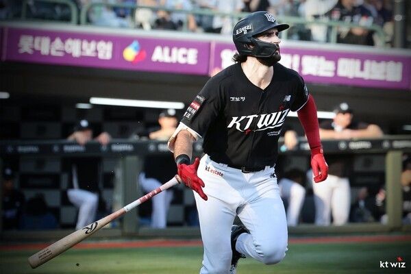 25일 KT가 부산 사직야구장에서 열린 2026 KBO리그 정규시즌 원정 경기에서 롯데 자이언츠를 6-1로 꺾었다. (▲KT 힐리어드 4타수 2안타 1홈런 1득점 2타점 1볼넷 1삼진). /사진=KT 위즈