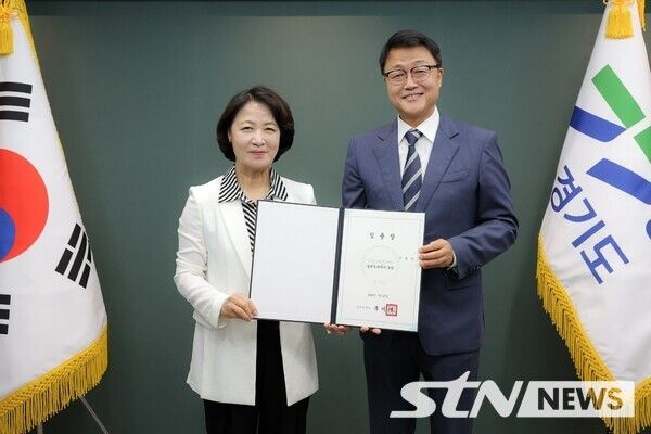 추미애 경기도지사(왼쪽) 주형철 경기도 신임 경제부지사(오른쪽)/사진=경기도