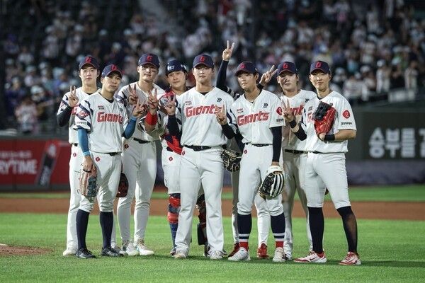 26일 롯데가 부산 사직구장에서 열린 2026 KBO리그 KT 위즈와 홈경기에서 장단 17안타를 몰아치며 15-1 대승을 거뒀다. (▲롯데 자이언츠). /사진=롯데 자이언츠