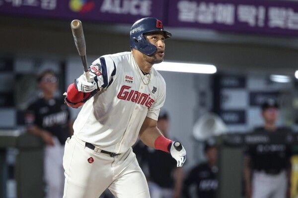26일 롯데가 부산 사직구장에서 열린 2026 KBO리그 KT 위즈와 홈경기에서 장단 17안타를 몰아치며 15-1 대승을 거뒀다. (▲롯데 레이예스 4타수 2안타 1홈런 1득점 2타점 1삼진). /사진=롯데 자이언츠
