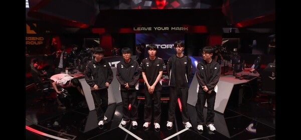 29일 서울 종로구 치지직 롤파크에서 열린 '2026 LoL 챔피언스 코리아(LCK)' 정규시즌 3라운드 제 2경기 T1과 KT 롤스터의 통신사 라이벌전은 2세트 KT 롤스터가 T1을 상대로 2:0 퍼팩트 승리를 이뤄냈다. (▲ KT 롤스터 & T1=2:0). /사진=네이버 치지직 라이브영상 캡처