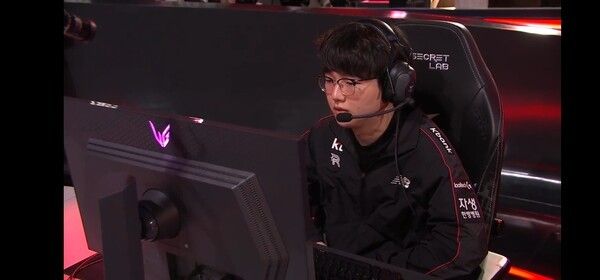 29일 서울 종로구 치지직 롤파크에서 열린 '2026 LoL 챔피언스 코리아(LCK)' 정규시즌 3라운드 T1과 KT 롤스터의 통신사 라이벌전은 첫 세트 KT 롤스터가 먼저 가져가면서 1승을 선취했다. (▲KT 롤스터 & T1=1:0). /사진=네이버 치지직 라이브영상 캡처