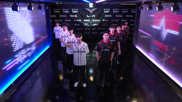 29일 농심 레드포스가 서울 종로구 그랑서울 롤파크 LCK 아레나에서 열린 2026 LCK 3라운드 키움 DRX와의 경기에서 1세트를 먼저 따냈다. (▲농심 레드포스 & 키움 DRX=1:0). /사진=네이버 치지직 라이브영상 캡처