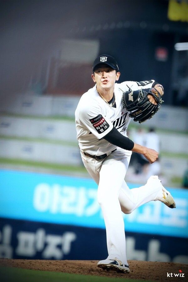 29일 KT가 2026 신한 SOL KBO리그 NC와 원정경기에서 10-0으로 크게 이겼다. (▲KT 선발투수 고영표(승), 7이닝 91구 2피안타 10탈삼진 1볼넷). /사진=KT 위즈