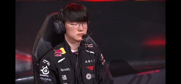 29일 서울 종로구 치지직 롤파크에서 열린 '2026 LoL 챔피언스 코리아(LCK)' 정규시즌 3라운드 T1과 KT 롤스터의 통신사 라이벌전은 첫 세트 T1이 먼저 가져가면서 1승을 선취했다. (▲T1 페이커). /사진=네이버 치지직 라이브영상 캡처