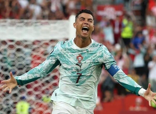 포르투갈은 크로아티아를 상대로 극적인 2-1 역전승을 거뒀다. 선제골을 내주며 끌려갔지만, 호날두가 페널티킥으로 동점을 만들며 자신의 월드컵 토너먼트 첫 골을 기록했다./사진=FIFA