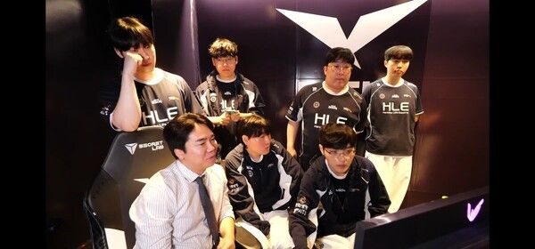 30일 서울 종로구 롤파크에서 열린 '2026 LoL 챔피언스 코리아(LCK)' 정규시즌 3라운드 라이즈 그룹 경기. 2세트에서는 한화생명e스포츠가 디플러스 기아를 꺾고 세트스코어 1대1 균형을 맞췄다. (▲DK & HLE=1:1)./사진=네이버 치지직 라이브영상 캡처