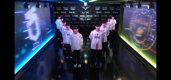 30일 서울 종로구 치지직 롤파크에서 열린 '2026 LoL 챔피언스 코리아(LCK)' 정규시즌 3라운드 라이즈 그룹 BNK 피어엑스와 DN수퍼스의 1세트는 BNK가 먼저 1승을 가져갔다. (▲BFX & DNS=1:0)./사진=네이버 치지직 라이브영상 캡처