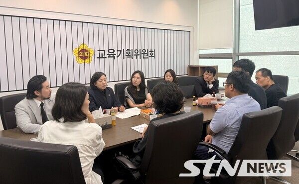 지난 29일 서혜진 도의이 경기 관내 학부모대표단(회장 정가람) 회원 10명과 함께 간담회를 열고 AI시대 학생주도형 문해력 교육의 필요성에 대한 의견을 나눴다.&nbsp;(▲서혜진 경기도의원(왼쪽 두번째)). /사진=경기도의회