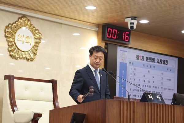 최재영 의장이 제265회 임시회 폐회 선언을 하고 있다./사진=평택시의회