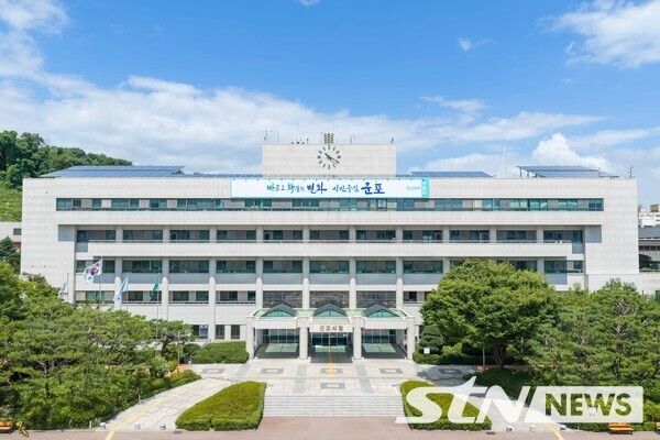 지난 30일 군포시가 쾌적한 친수 환경 조성과 하천의 공공성 회복을 위해 하천 구역 내 불법 시설물 일제 점검을 벌여 총 38건을 적발했다고 밝혔다. /사진=군포시