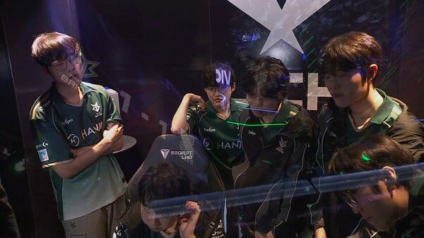 31일 서울 종로 롤파크에서 열린 2026 LCK 정규시즌 3라운드 한진 브리온과의 경기 2세트에서 키움 DRX는 접전 끝에 승리를 거두며 세트 스코어를 1-1로 맞췄다. (▲KRX & BRO=1:1)./사진=네이버 치지직 라이브영상 캡처