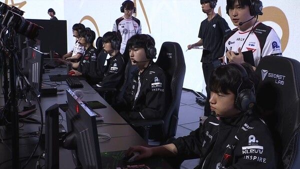 31일 T1이 경기도 고양시 킨텍스 제1전시장에서 열린 2026 LoL 챔피언스 코리아(LCK) 정규시즌 3라운드 팀 로드쇼 '하우스 오브 젠지'에서 젠지를 29분 만에 제압하며 먼저 1승을 챙겼다. (▲T1 & GEN=1:0)./사진=네이버 치지직 라이브영상 캡처