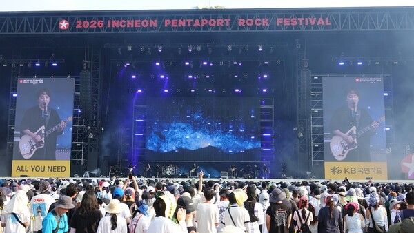 31일 인천 송도달빛축제공원에서 막을 올린 '2026 인천 펜타포트 록 페스티벌'은 개장 직후부터 축제를 기다린 관객들로 활기를 띠었다. (▲펜타포트 록 페스티벌의 메인무대. 인디 밴드 쏜애플이 공연 중이다). /사진=STN(배영수)