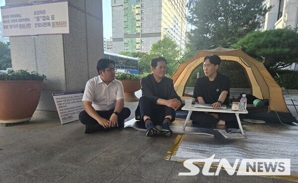 최대호 안양시장이 지난30일 오후 6시 10분경 안양시의회 1층 현관 앞에서 단식 중인 곽동윤 시의원을 방문/사진=안양시