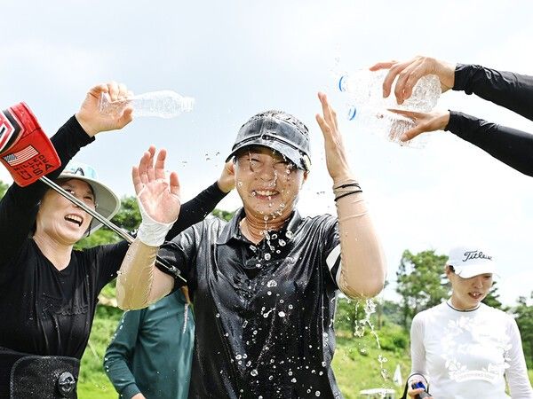 경기도 이천 더 크로스비 골프클럽(파72)에서 열린 'KLPGA 2026 동아회원권그룹 챔피언스 투어 4차전'의 주인공은 이정은3(41)였다.(▲KLPGA 2026 동아회원권그룹 챔피언스 투어 4차전 우승자 이정은3가 우승 후 동료들에게 축하 세리머니를 받고 있다). /사진=KLPGA