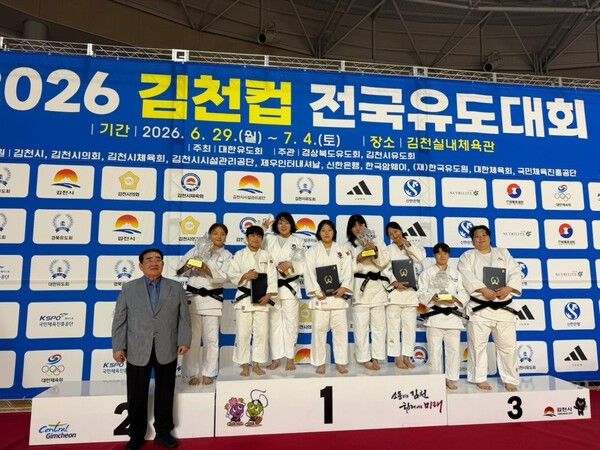 김천컵 전국유도대회에서 단체전 동메달을 수상 후 기념촬영을 하고 있다(우측부터 신지영 양서우)/사진=순천시