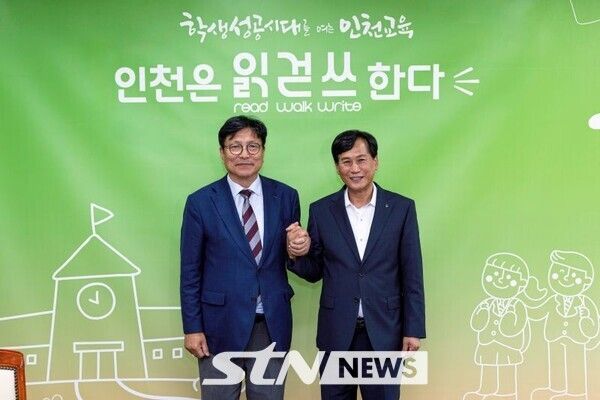 김진규 검단구청장(오른쪽0과 도성훈 인천시교육감 /사진=검단구