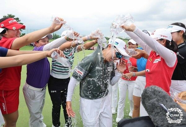 메인스폰서 대회 우승 후 동료들의 축하 받는 김효주 (KLPGA투어 롯데오픈 최종일)&nbsp;/사진=KLPGA