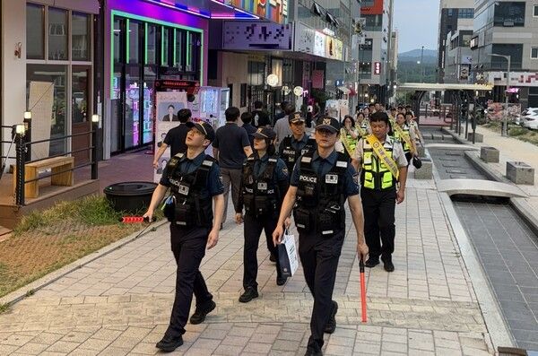 경북경찰청(청장 김원태)에서는 지난 7월 3일 구미시 산동 물빛공원 및 학원가 일대에서 민·관 합동 순찰 및 범죄예방 캠페인을 실시했다/사진=경북경찰청&nbsp;