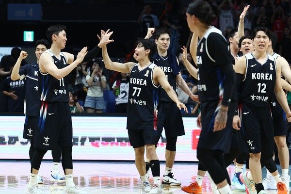 6일 경기도 고양시 소노아레나에서 열린 2027 국제농구연맹(FIBA) 월드컵 아시아 예선 1라운드 최종 6차전. 일본을 81-79로 꺾고 극적으로 2라운드 진출권을 따낸 대한민국 대표팀 선수들이 경기 종료 후 코트에 모여 환호하고 있다. /사진=뉴시스