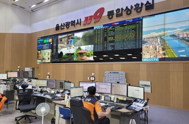 김상욱 울산시장이 울산소방본부 119종합상황실을 찾아 재난대응체계와 상황관리운영 실태 점검/사진=울산시
