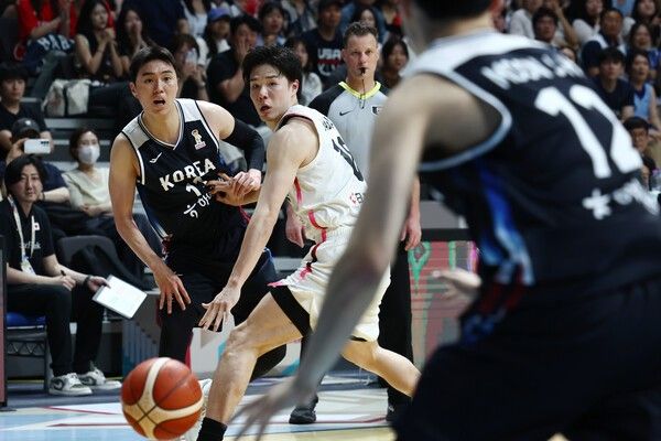 6일 경기도 고양시 소노아레나에서 열린 2027 국제농구연맹(FIBA) 월드컵 아시아 예선 1라운드 최종 6차전 대한민국 대 일본의 경기. 한국의 이우석이 골밑의 문정현을 향해 정교한 바운드 패스를 시도하고 있다. 이날 한국은 일본을 81-79로 꺾고 2라운드 진출에 성공했다. /사진=뉴시스
