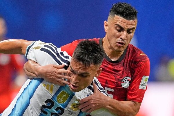 7일(현지 시간) 미국 조지아주 애틀랜타 스타디움에서 열린 2026 FIFA 북중미 월드컵 16강전 아르헨티나와 이집트의 경기. 아르헨티나의 공격수 라우타로 마르티네스(22)가 이집트 수비수 카림 하페즈(15)의 강한 압박을 이겨내며 돌파를 시도하고 있다.&nbsp; /사진=AP 뉴시스