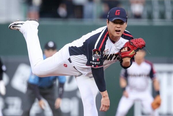 8일 롯데가 부산 사직구장에서 열린 2026 신한 SOL KBO리그 KIA와 홈 경기에서 11-3으로 승리했다.(▲롯데 선발투수 나균안(승), 5.2이닝 94구 7피안타 1볼넷 2실점). /사진=롯데 자이언츠