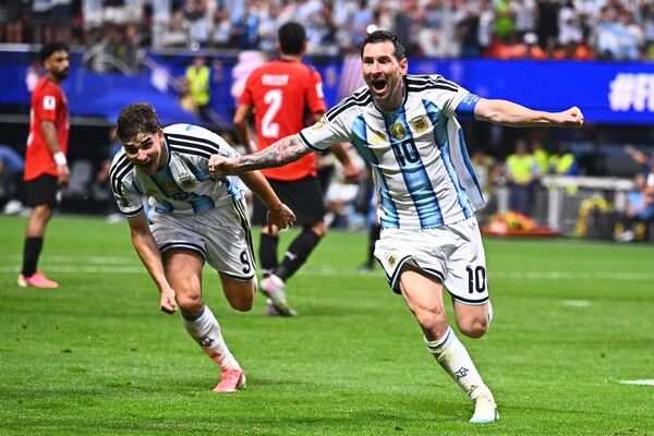 7일(현지 시간) 미국 조지아주 애틀랜타 스타디움에서 열린 2026 FIFA 북중미 월드컵 16강전 이집트와의 경기. 아르헨티나의 리오넬 메시(10)가 후반 83분 극적인 동점 골(팀의 두 번째 골)을 터뜨린 뒤 환호하고 있다. 이날 아르헨티나는 0-2로 뒤지던 경기를 3-2로 뒤집으며 8강 진출에 성공했다. /사진=AP 뉴시스
