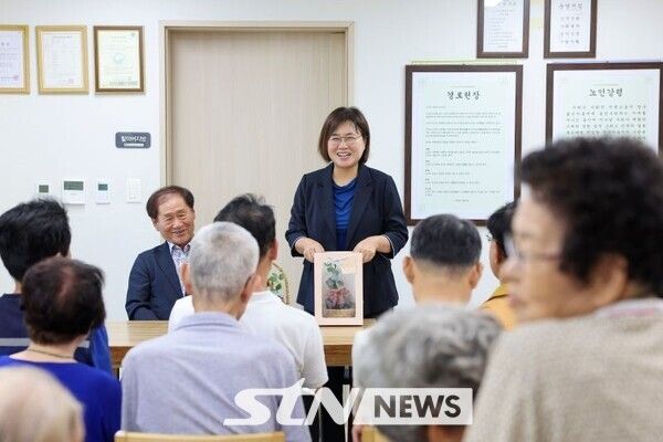 손화정 초대 영종구청장이 관내 경로당을 방문해 어르신들과 유쾌한 소통의 시간을 가졌다/사진=구청