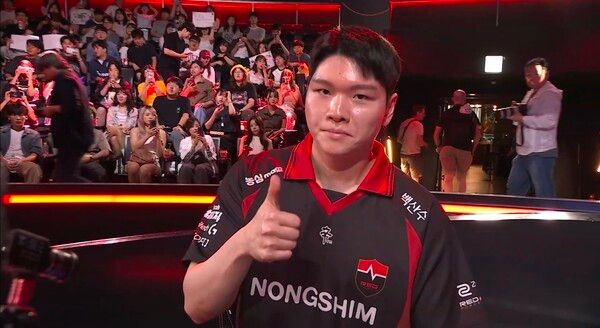 1일 농심 레드포스가 서울 종로 치지직 롤파크에서 열린 '2026 LoL 챔피언스 코리아(LCK)' 3라운드 세러데이 쇼다운 1경기 1세트에서 BNK 피어엑스를 꺾고 먼저 1승을 챙겼다. (▲NS & BFX=1:0)./사진=네이버 치지직 라이브영상 캡처