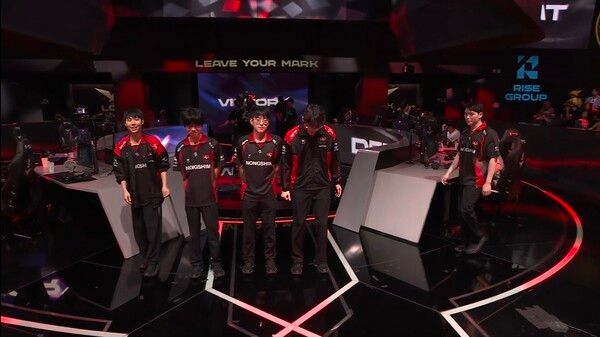 1일 서울 종로구 치지직 롤파크에서 열린 '2026 LoL 챔피언스 코리아(LCK)' 3라운드 세러데이 쇼다운 1경기 3세트에서 농심이 BNK 피어엑스전에서 두 차례 열세를 뒤집는 집중력을 앞세워 세트스코어 2대1 승리를 거뒀다 .(▲NS & BFX=2:1)./사진=네이버 치지직 라이브영상 캡처